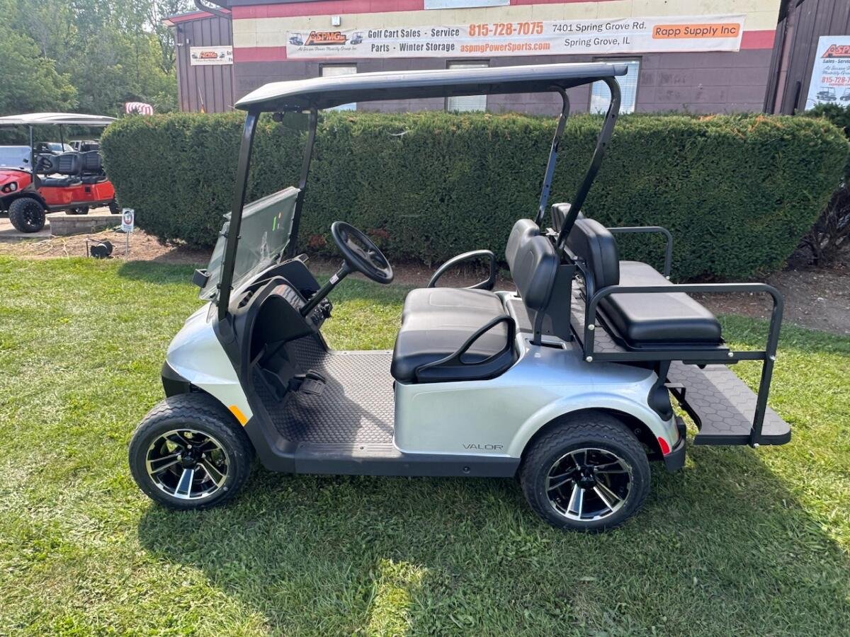 2025 EZ-GO Valor Elite – Lithium Cruiser Package - Image 4