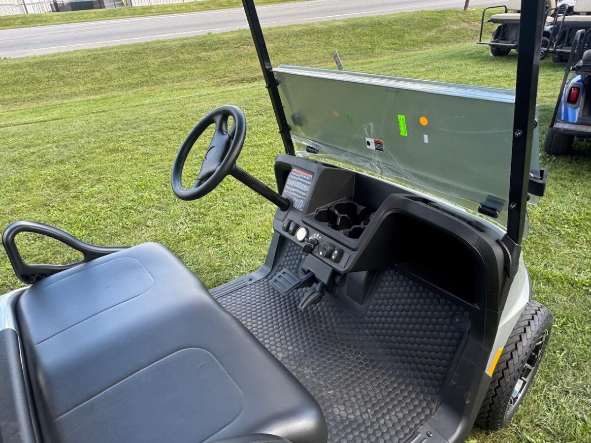 2025 EZ-GO Valor Elite – Lithium Cruiser Package - Image 8