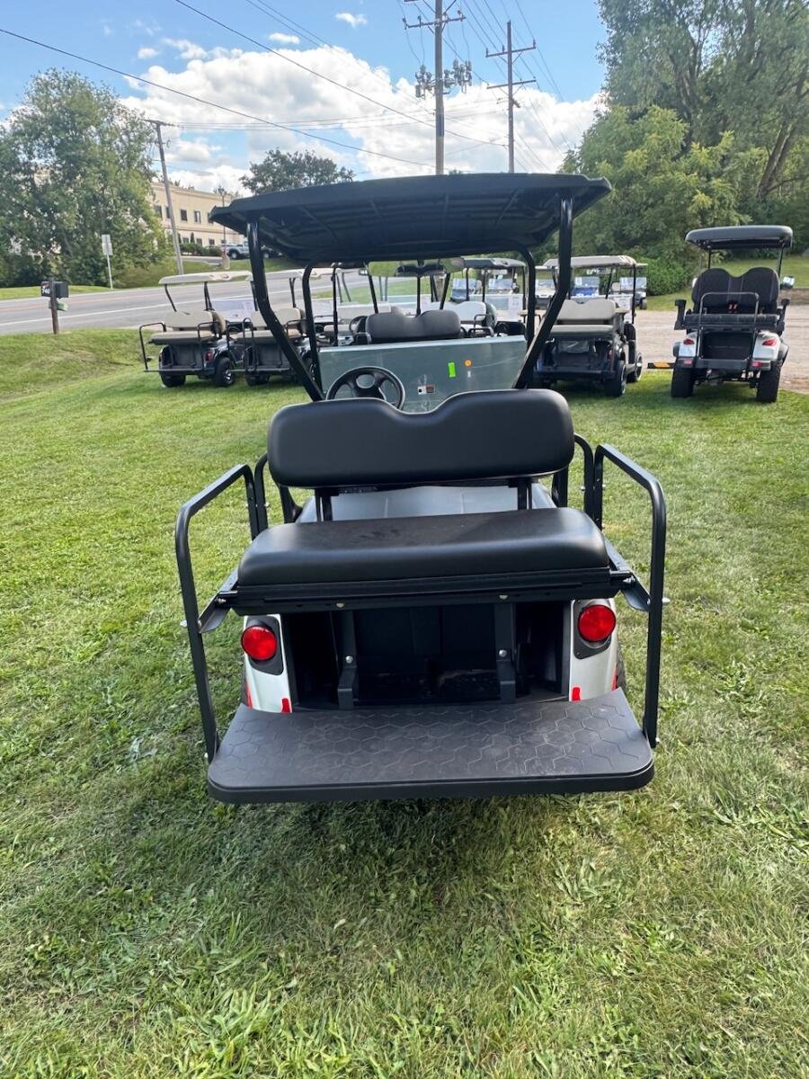 2025 EZ-GO Valor Elite – Lithium Cruiser Package - Image 9